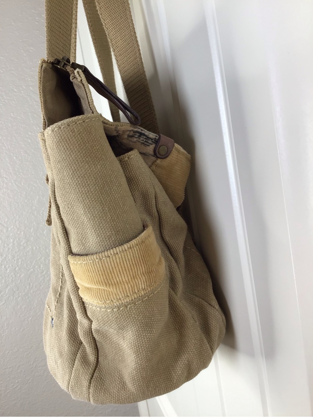 Fossil Canvas Utility Shoulder Bag Multi Pocket in Khaki. - Picture 4 of 10